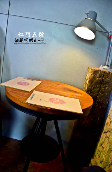 紅門五號:台南 中西區.古色古香 工業風環境 紅門五號