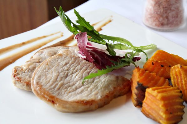 星辰牛排、捷運周邊美食、國父紀念館、大巨蛋、