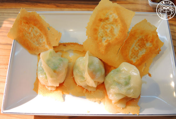 鎮新記飲茶餐廳：呷飽祙【台中西屯･鎮新記】有長翅膀的銷魂煎餃