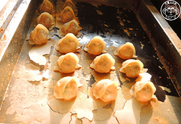 鎮新記飲茶餐廳：呷飽祙【台中西屯･鎮新記】有長翅膀的銷魂煎餃