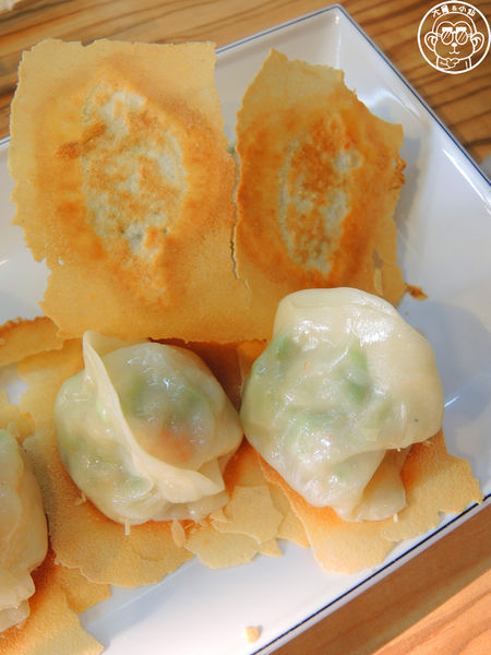 鎮新記飲茶餐廳：呷飽祙【台中西屯･鎮新記】有長翅膀的銷魂煎餃