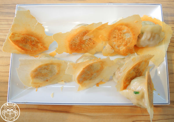 鎮新記飲茶餐廳：呷飽祙【台中西屯･鎮新記】有長翅膀的銷魂煎餃