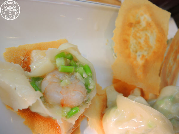 鎮新記飲茶餐廳：呷飽祙【台中西屯･鎮新記】有長翅膀的銷魂煎餃