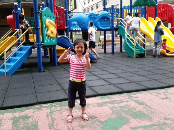 孩子溜滑梯