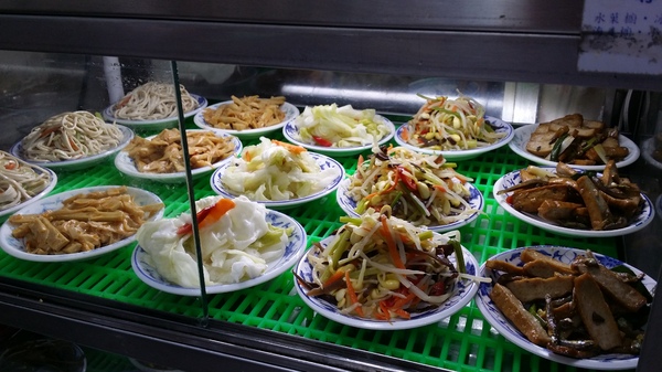 江家黃牛肉麵:(胖樺食記)永和中正路江家黃牛肉麵台北光復及天母亦有分店,牛肉麵餃子各色小菜一應俱全。