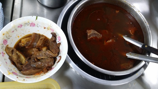 江家黃牛肉麵:(胖樺食記)永和中正路江家黃牛肉麵台北光復及天母亦有分店,牛肉麵餃子各色小菜一應俱全。