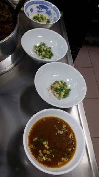 江家黃牛肉麵:(胖樺食記)永和中正路江家黃牛肉麵台北光復及天母亦有分店,牛肉麵餃子各色小菜一應俱全。