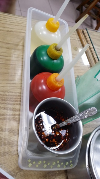 江家黃牛肉麵:(胖樺食記)永和中正路江家黃牛肉麵台北光復及天母亦有分店,牛肉麵餃子各色小菜一應俱全。