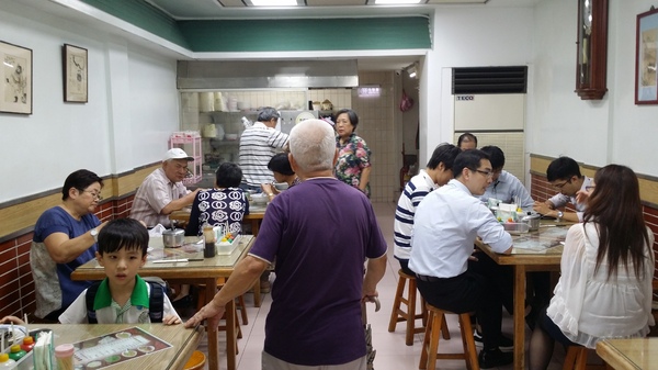 江家黃牛肉麵:(胖樺食記)永和中正路江家黃牛肉麵台北光復及天母亦有分店,牛肉麵餃子各色小菜一應俱全。