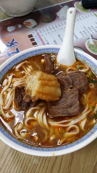 江家黃牛肉麵:(胖樺食記)永和中正路江家黃牛肉麵台北光復及天母亦有分店,牛肉麵餃子各色小菜一應俱全。
