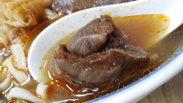 江家黃牛肉麵:(胖樺食記)永和中正路江家黃牛肉麵台北光復及天母亦有分店,牛肉麵餃子各色小菜一應俱全。