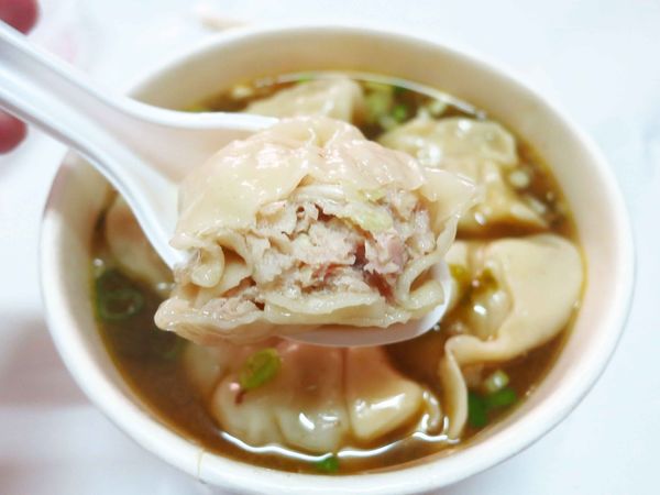 【新莊美食】旺旺餃子館-水餃大顆又飽滿