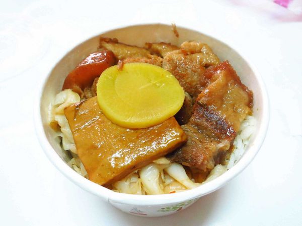 【新莊】30元焢肉飯-俗又大碗，絕無僅有的價格