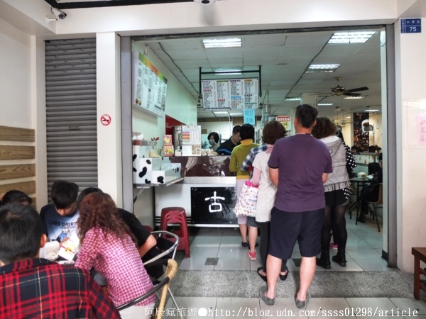 古糧碳烤三明治：【美食特搜。屏東市】古糧碳烤三明治。屏東也有排隊早餐店 焦酥蛋餅皮 碳烤土司都好推！