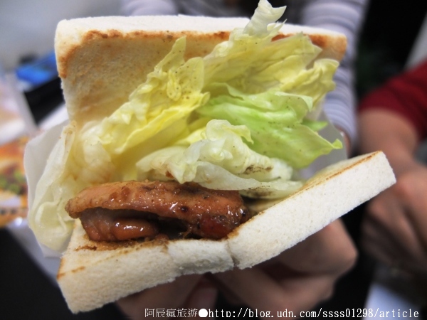 古糧碳烤三明治：【美食特搜。屏東市】古糧碳烤三明治。屏東也有排隊早餐店 焦酥蛋餅皮 碳烤土司都好推！