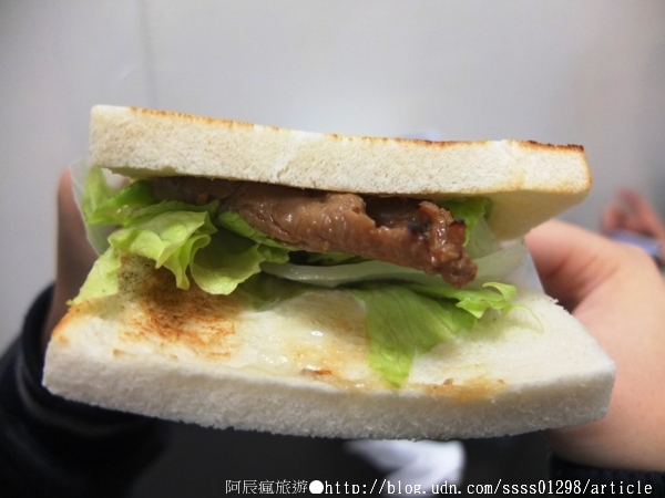 古糧碳烤三明治：【美食特搜。屏東市】古糧碳烤三明治。屏東也有排隊早餐店 焦酥蛋餅皮 碳烤土司都好推！