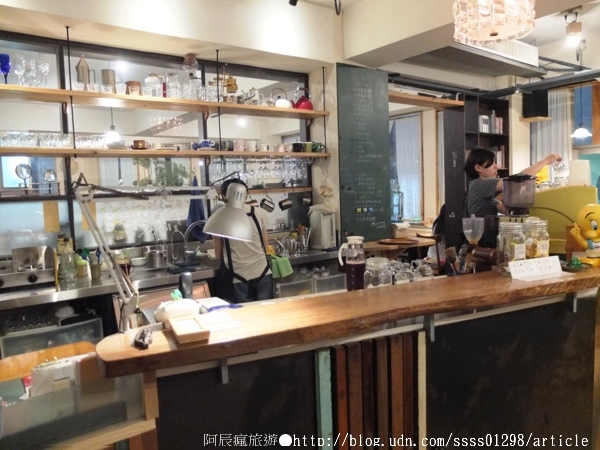 Room A:【美食特搜。台南中西區】Room A 咖啡館。隱身舊公寓三樓的小基地 沉澱於曼妙書海世界