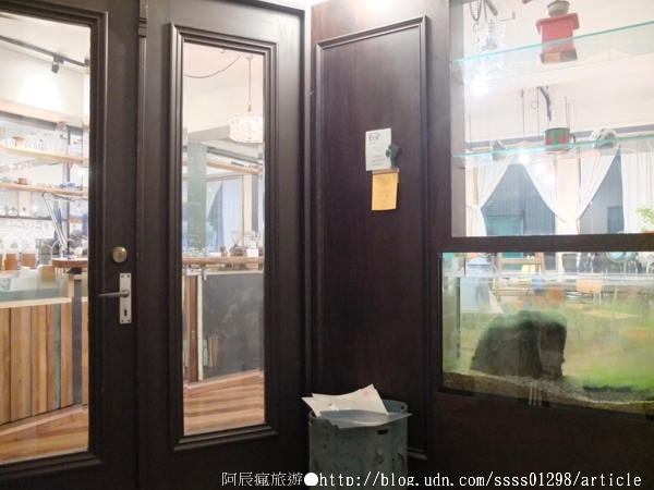 Room A:【美食特搜。台南中西區】Room A 咖啡館。隱身舊公寓三樓的小基地 沉澱於曼妙書海世界