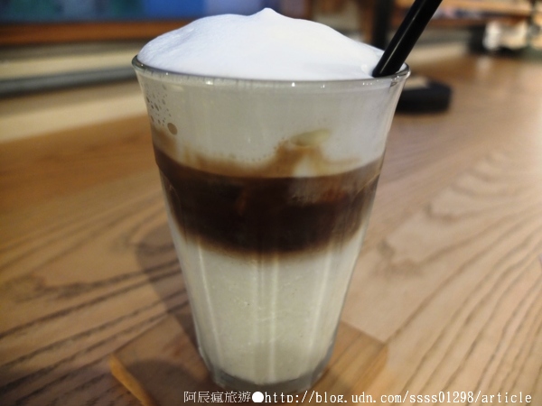 Room A:【美食特搜。台南中西區】Room A 咖啡館。隱身舊公寓三樓的小基地 沉澱於曼妙書海世界