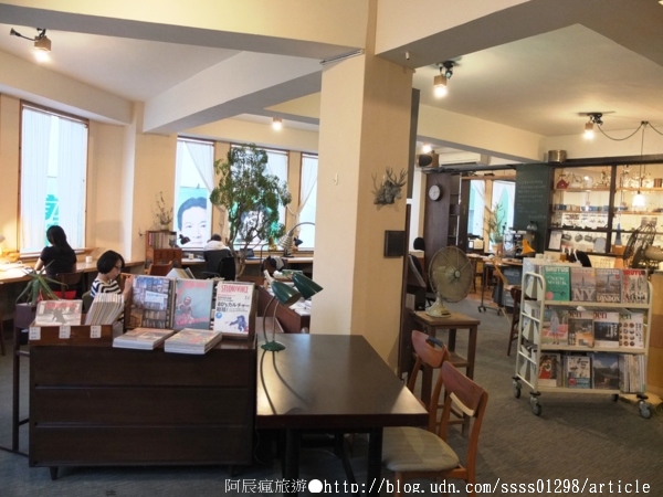 Room A:【美食特搜。台南中西區】Room A 咖啡館。隱身舊公寓三樓的小基地 沉澱於曼妙書海世界