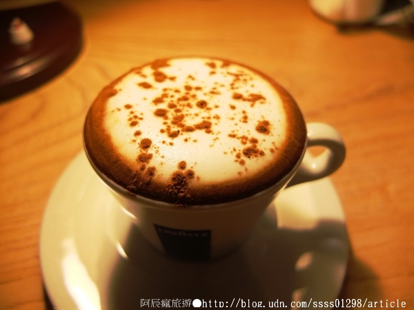 Room A:【美食特搜。台南中西區】Room A 咖啡館。隱身舊公寓三樓的小基地 沉澱於曼妙書海世界