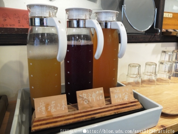 Room A:【美食特搜。台南中西區】Room A 咖啡館。隱身舊公寓三樓的小基地 沉澱於曼妙書海世界