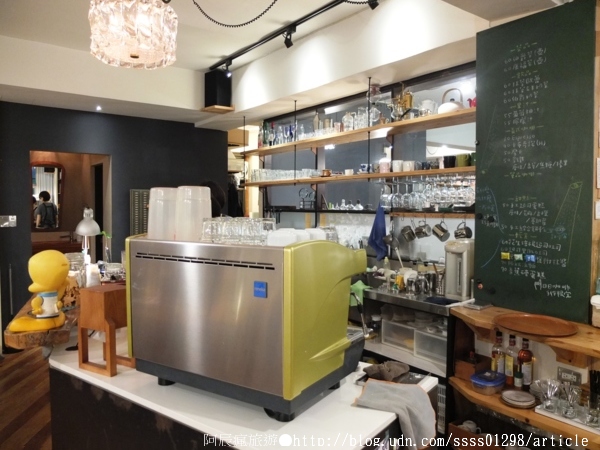 Room A:【美食特搜。台南中西區】Room A 咖啡館。隱身舊公寓三樓的小基地 沉澱於曼妙書海世界