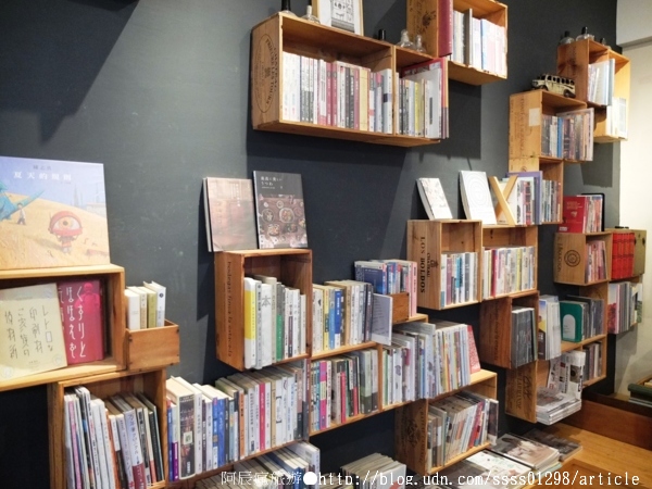 Room A:【美食特搜。台南中西區】Room A 咖啡館。隱身舊公寓三樓的小基地 沉澱於曼妙書海世界