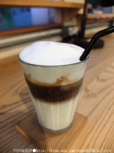 Room A:【美食特搜。台南中西區】Room A 咖啡館。隱身舊公寓三樓的小基地 沉澱於曼妙書海世界