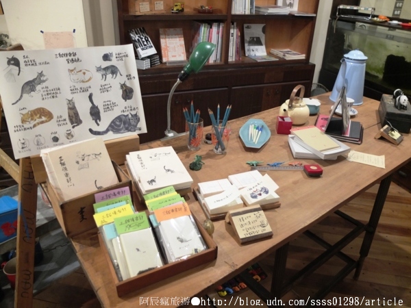 Room A:【美食特搜。台南中西區】Room A 咖啡館。隱身舊公寓三樓的小基地 沉澱於曼妙書海世界