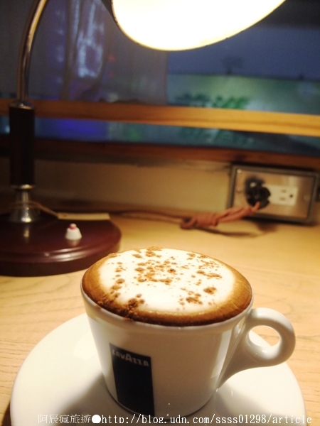 Room A:【美食特搜。台南中西區】Room A 咖啡館。隱身舊公寓三樓的小基地 沉澱於曼妙書海世界