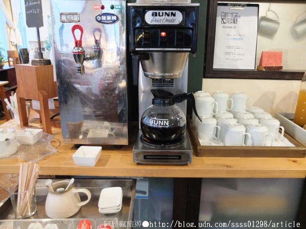 Room A:【美食特搜。台南中西區】Room A 咖啡館。隱身舊公寓三樓的小基地 沉澱於曼妙書海世界