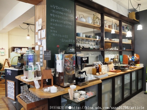 Room A:【美食特搜。台南中西區】Room A 咖啡館。隱身舊公寓三樓的小基地 沉澱於曼妙書海世界