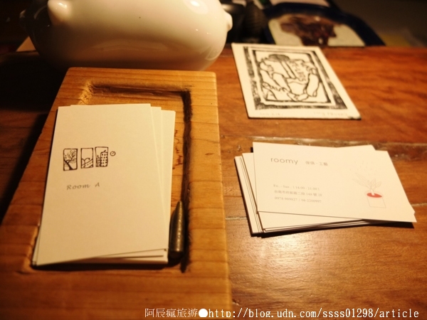 Room A:【美食特搜。台南中西區】Room A 咖啡館。隱身舊公寓三樓的小基地 沉澱於曼妙書海世界
