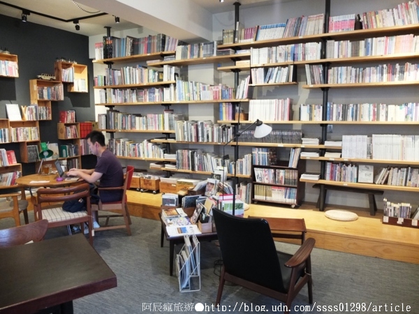 Room A:【美食特搜。台南中西區】Room A 咖啡館。隱身舊公寓三樓的小基地 沉澱於曼妙書海世界