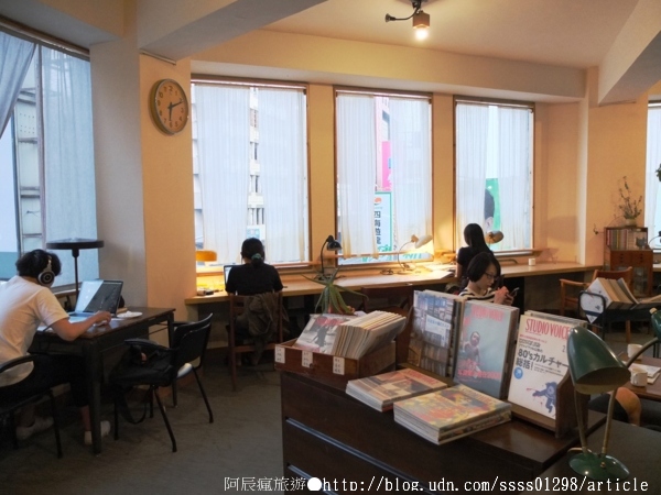 Room A:【美食特搜。台南中西區】Room A 咖啡館。隱身舊公寓三樓的小基地 沉澱於曼妙書海世界