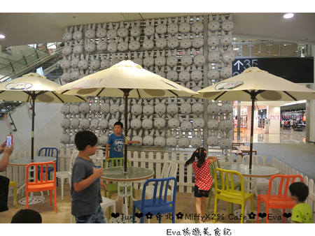 Miffy x 2% CAFE(中和環球百貨)：【食記】oO。中和 環球百貨 MiffyX2％ Cafe  　可愛的主題餐廳Miffy Cafe，又要來攻佔親子市場啦~。o○。