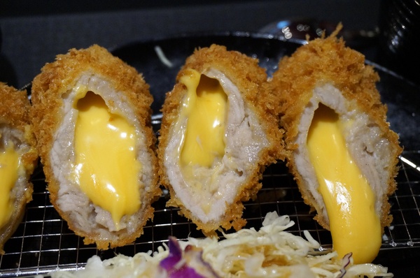 福勝亭((遠雄購物中心))：平價豬排：福勝亭(汐止遠雄購物中心店)- 黃金起司豬排捲