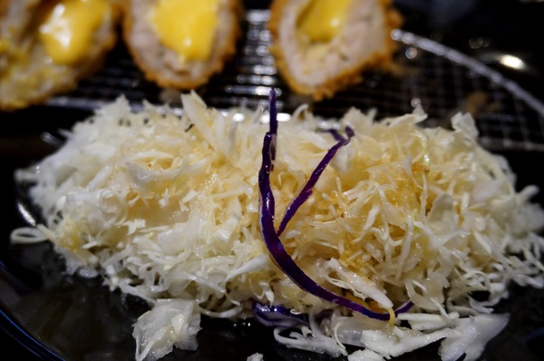 福勝亭((遠雄購物中心))：平價豬排：福勝亭(汐止遠雄購物中心店)- 黃金起司豬排捲