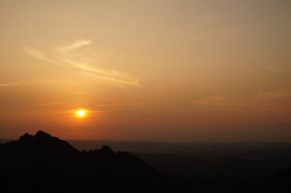 雲洞宮：[苗栗頭屋] 雲洞宮 - 遠山層巒. 賞夕陽絕佳地點!