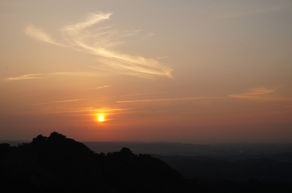 雲洞宮：[苗栗頭屋] 雲洞宮 - 遠山層巒. 賞夕陽絕佳地點!