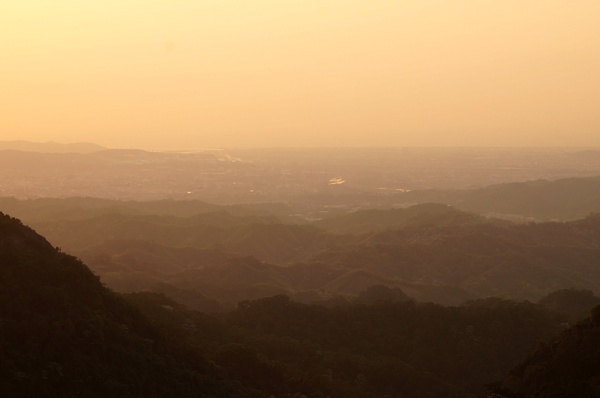 雲洞宮：[苗栗頭屋] 雲洞宮 - 遠山層巒. 賞夕陽絕佳地點!