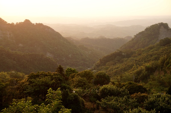 雲洞宮：[苗栗頭屋] 雲洞宮 - 遠山層巒. 賞夕陽絕佳地點!