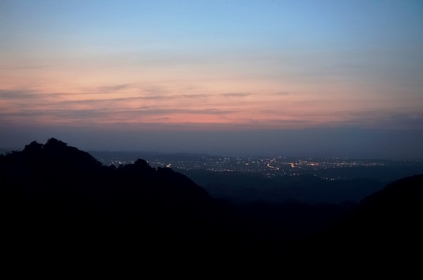 雲洞宮：[苗栗頭屋] 雲洞宮 - 遠山層巒. 賞夕陽絕佳地點!