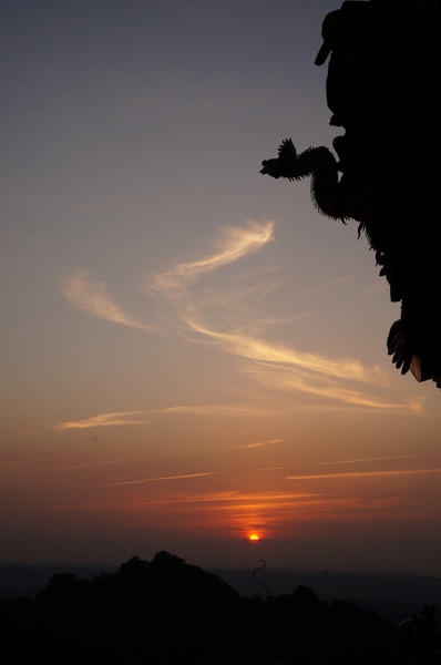 雲洞宮：[苗栗頭屋] 雲洞宮 - 遠山層巒. 賞夕陽絕佳地點!