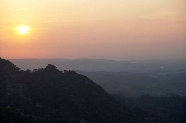 雲洞宮：[苗栗頭屋] 雲洞宮 - 遠山層巒. 賞夕陽絕佳地點!