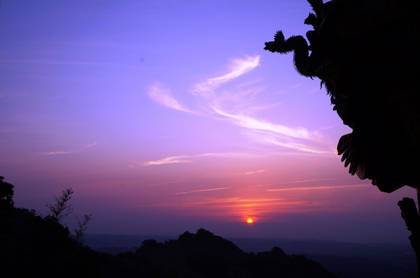 雲洞宮：[苗栗頭屋] 雲洞宮 - 遠山層巒. 賞夕陽絕佳地點!