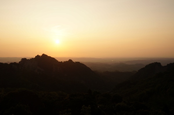 雲洞宮：[苗栗頭屋] 雲洞宮 - 遠山層巒. 賞夕陽絕佳地點!