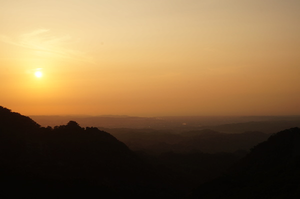 雲洞宮：[苗栗頭屋] 雲洞宮 - 遠山層巒. 賞夕陽絕佳地點!
