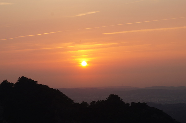 雲洞宮：[苗栗頭屋] 雲洞宮 - 遠山層巒. 賞夕陽絕佳地點!